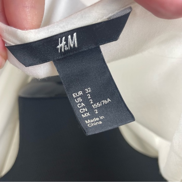 H&M Embroidered V-Neck Sheer Hi-Low Blouse with keyhole sleeves Size 2 - Picture 5 of 6